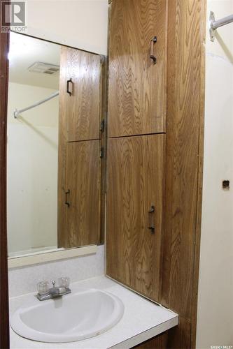 428 3Rd Street W, Shaunavon, SK - Indoor Photo Showing Bathroom