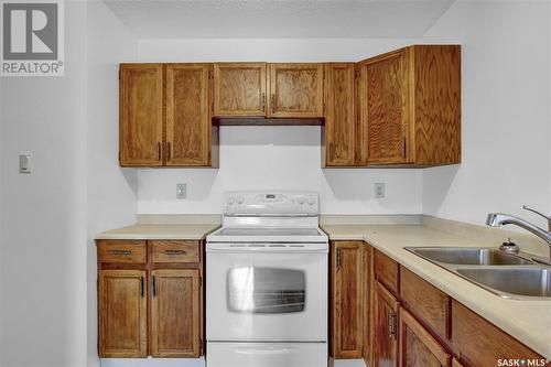 7302 Whelan Drive, Regina, SK - Indoor Photo Showing Kitchen With Double Sink