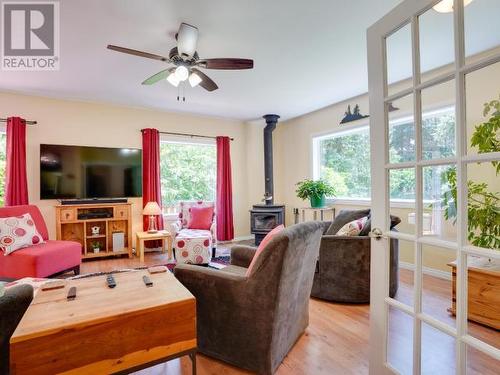 9098 Stager Road, Powell River, BC - Indoor Photo Showing Living Room