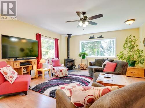 9098 Stager Road, Powell River, BC - Indoor Photo Showing Living Room With Fireplace