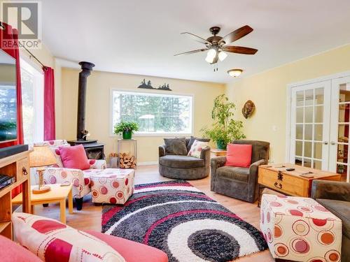 9098 Stager Road, Powell River, BC - Indoor Photo Showing Living Room