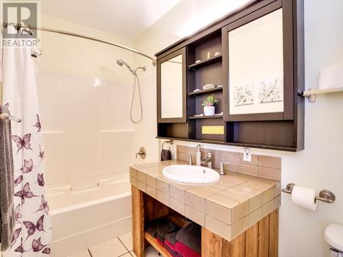 9098 Stager Road, Powell River, BC - Indoor Photo Showing Bathroom