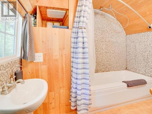 9098 Stager Road, Powell River, BC - Indoor Photo Showing Bathroom