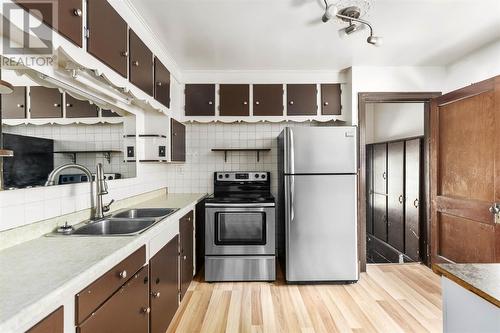 258 Wellington St E, Sault Ste. Marie, ON - Indoor Photo Showing Kitchen With Double Sink