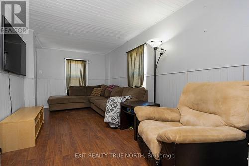 835 11Th Street W, Owen Sound, ON - Indoor Photo Showing Living Room