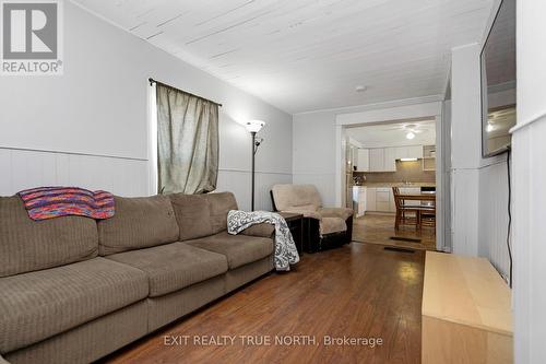 835 11Th Street W, Owen Sound, ON - Indoor Photo Showing Living Room