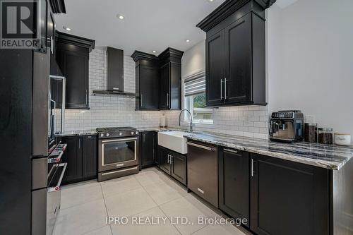 176 Landsbridge Street, Caledon (Bolton East), ON - Indoor Photo Showing Kitchen With Upgraded Kitchen