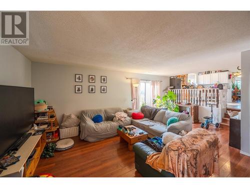 114 Blairmore Crescent, Penticton, BC - Indoor Photo Showing Living Room