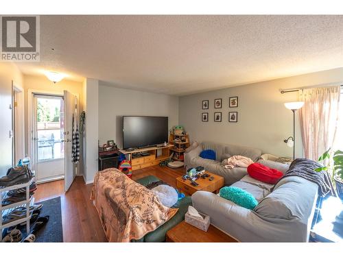 114 Blairmore Crescent, Penticton, BC - Indoor Photo Showing Living Room