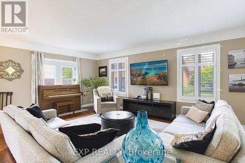 580 Fifty Road, Hamilton (Winona Park), ON - Indoor Photo Showing Living Room