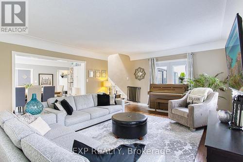 580 Fifty Road, Hamilton (Winona Park), ON - Indoor Photo Showing Living Room