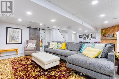 580 Fifty Road, Hamilton, ON - Indoor Photo Showing Living Room