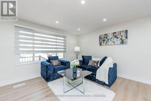 310 Pharmacy Avenue, Toronto (Clairlea-Birchmount), ON - Indoor Photo Showing Living Room