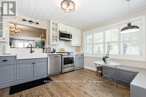 293 Barrie Street, Essa (Thornton), ON - Indoor Photo Showing Kitchen With Upgraded Kitchen