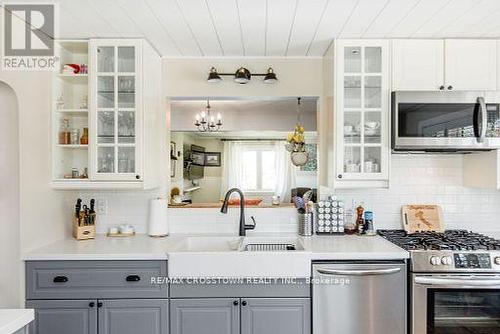 293 Barrie Street, Essa (Thornton), ON - Indoor Photo Showing Kitchen With Double Sink With Upgraded Kitchen