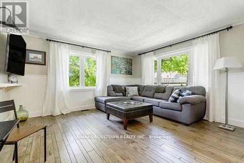 293 Barrie Street, Essa (Thornton), ON - Indoor Photo Showing Living Room