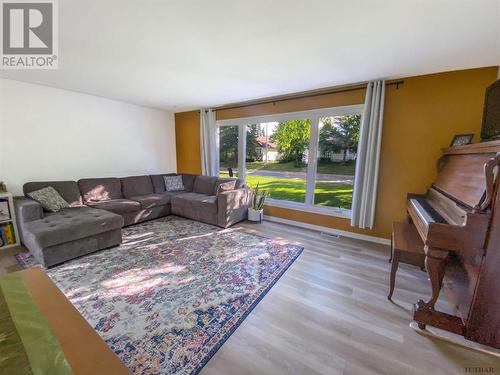 134 Picadilly Cir, Iroquois Falls, ON - Indoor Photo Showing Living Room