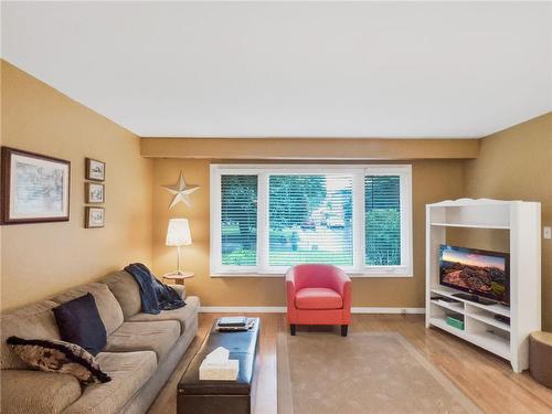 13 Prince Paul Crescent, St. Catharines, ON - Indoor Photo Showing Living Room