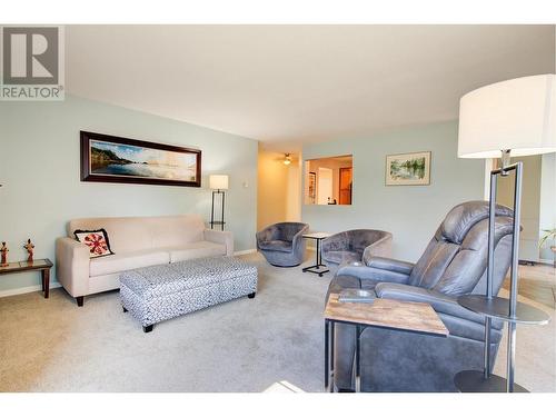 797 Leon Avenue Unit# 208, Kelowna, BC - Indoor Photo Showing Living Room