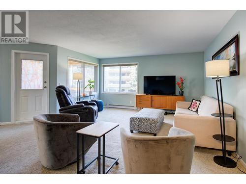 797 Leon Avenue Unit# 208, Kelowna, BC - Indoor Photo Showing Living Room