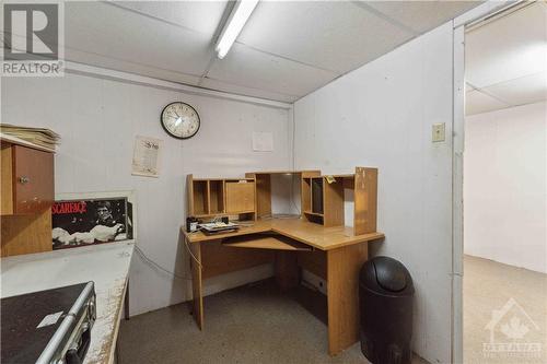 desks stay - 1410 Palmerston Drive, Ottawa, ON - Indoor