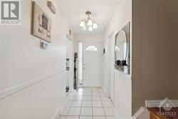 Spacious front hall - 