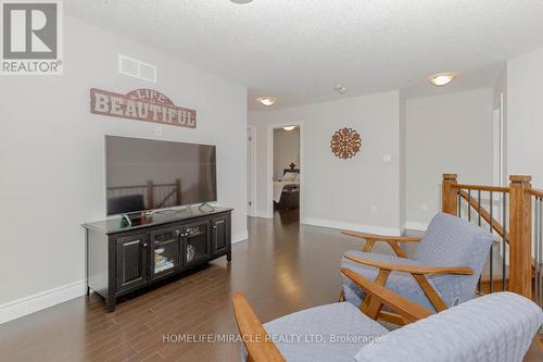 32 Mcintyre Lane, East Luther Grand Valley (Grand Valley), ON - Indoor Photo Showing Living Room