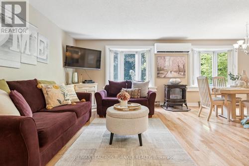 823 Church Drive, Innisfil, ON - Indoor Photo Showing Living Room