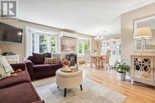 823 Church Drive, Innisfil, ON - Indoor Photo Showing Living Room