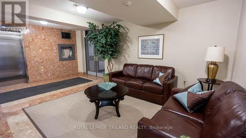 605 - 1510 Richmond Street, London, ON - Indoor Photo Showing Living Room