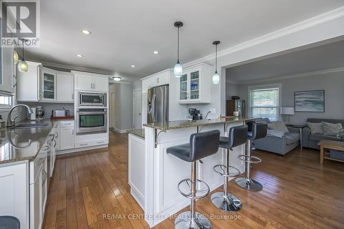 675 Dunboyne Crescent, London, ON - Indoor Photo Showing Kitchen With Upgraded Kitchen