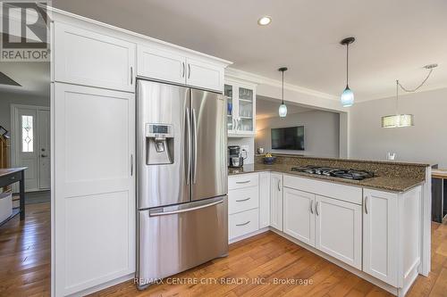 675 Dunboyne Crescent, London, ON - Indoor Photo Showing Kitchen With Upgraded Kitchen