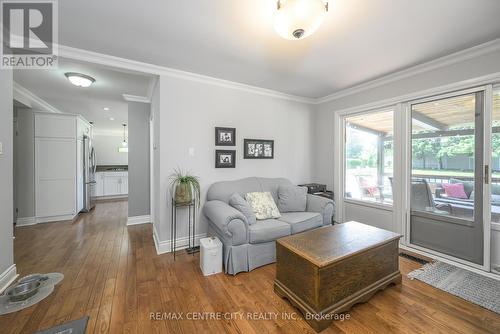 675 Dunboyne Crescent, London, ON - Indoor Photo Showing Living Room