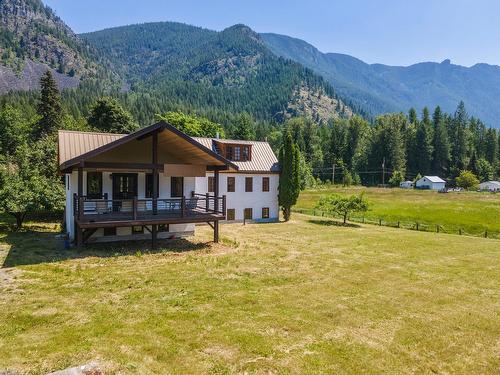 4581 Samuelson Road, Canyon, BC - Outdoor With Deck Patio Veranda With View