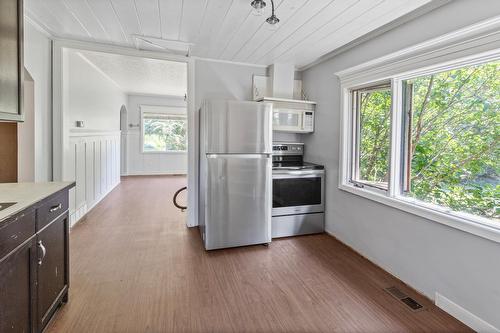 4581 Samuelson Road, Canyon, BC - Indoor Photo Showing Kitchen