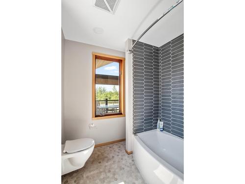 4581 Samuelson Road, Canyon, BC - Indoor Photo Showing Bathroom