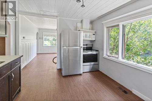 4581 Samuelson Road, Canyon, BC - Indoor Photo Showing Kitchen