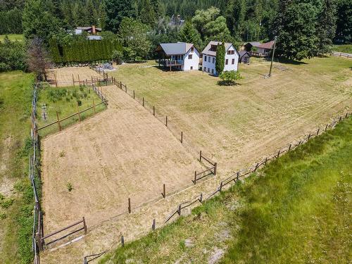 4581 Samuelson Road, Canyon, BC - Outdoor