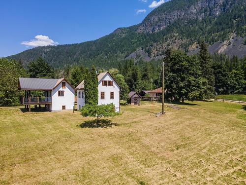 4581 Samuelson Road, Canyon, BC - Outdoor