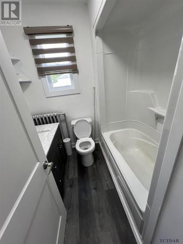 107 Poplar St, Kirkland Lake, ON - Indoor Photo Showing Bathroom