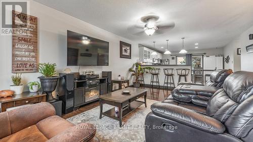 45 Brewster Way, Brantford, ON - Indoor Photo Showing Living Room