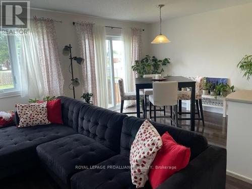 1133 Clement Court, Cornwall, ON - Indoor Photo Showing Living Room