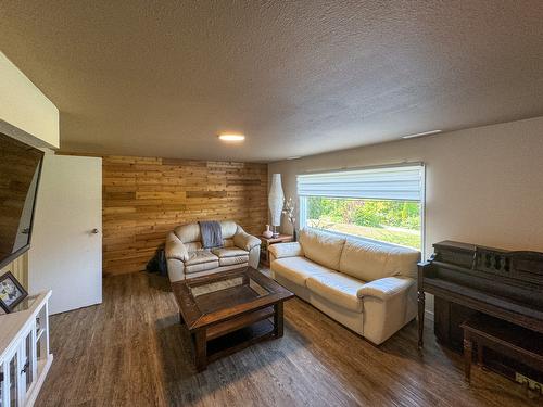 4609 41St Street, Osoyoos, BC - Indoor Photo Showing Living Room