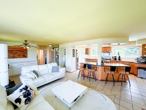 4609 41St Street, Osoyoos, BC - Indoor Photo Showing Living Room