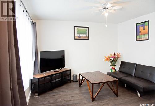 113-115 2Nd Avenue Ne, Hodgeville, SK - Indoor Photo Showing Living Room