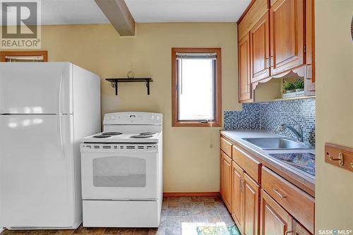 948 Queen Street, Regina, SK - Indoor Photo Showing Kitchen