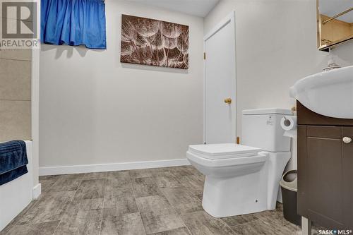 948 Queen Street, Regina, SK - Indoor Photo Showing Bathroom