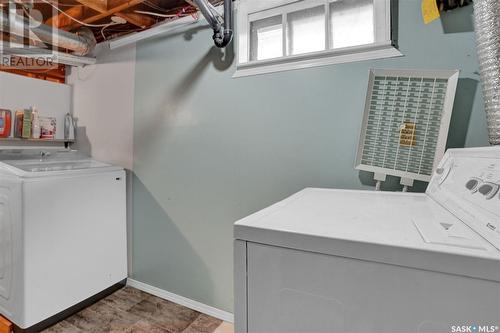 948 Queen Street, Regina, SK - Indoor Photo Showing Laundry Room