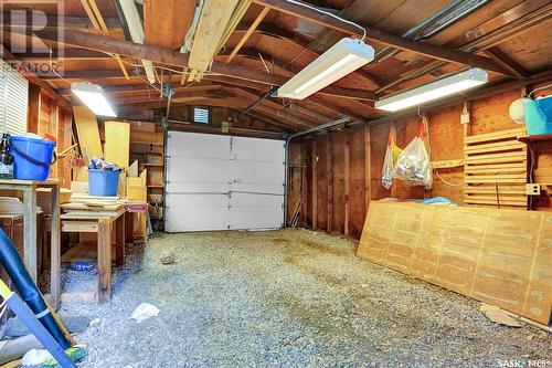 948 Queen Street, Regina, SK - Indoor Photo Showing Garage