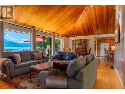 3918 Macgregor West  Road, Nelson, BC - Indoor Photo Showing Living Room